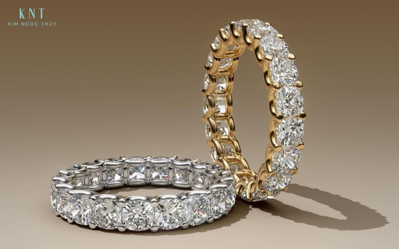 Nhẫn Eternity Full Band với dải kim cương đính liền mạch, mang lại hiệu ứng ánh sáng rõ và phù hợp để đeo trong các dịp kỷ niệm hoặc sự kiện đặc biệt