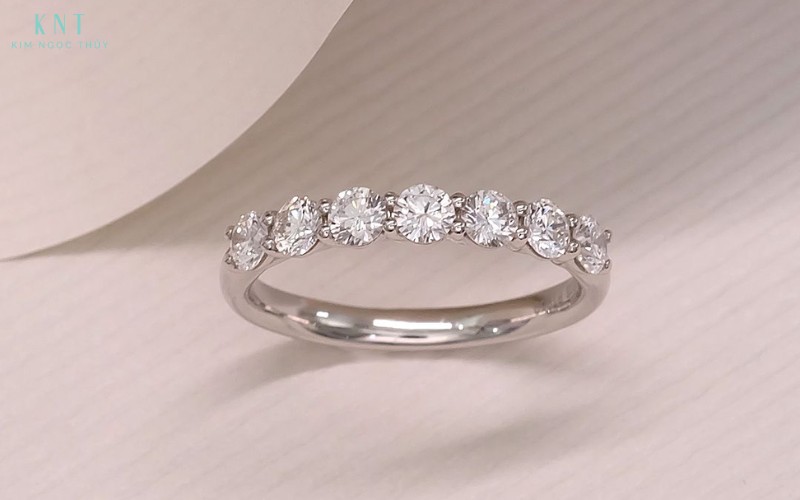 Nhẫn Eternity Half Band đính đá nửa vòng, vừa lấp lánh tinh tế vừa dễ đeo và dễ chỉnh size