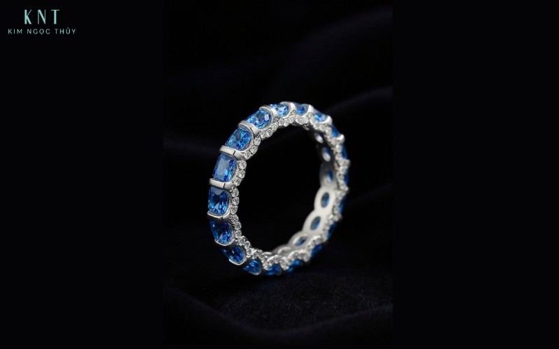 Nhẫn Eternity đá màu mang dấu ấn cá nhân thể hiện sở thích riêng