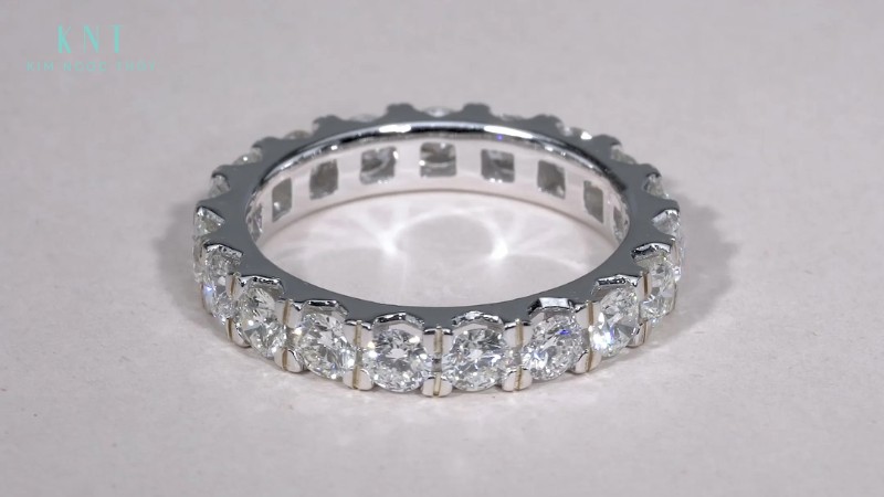Nhẫn Eternity là kiểu nhẫn có nhiều viên kim cương được đính sát nhau tạo thành một dải đá liền mạch trên thân nhẫn