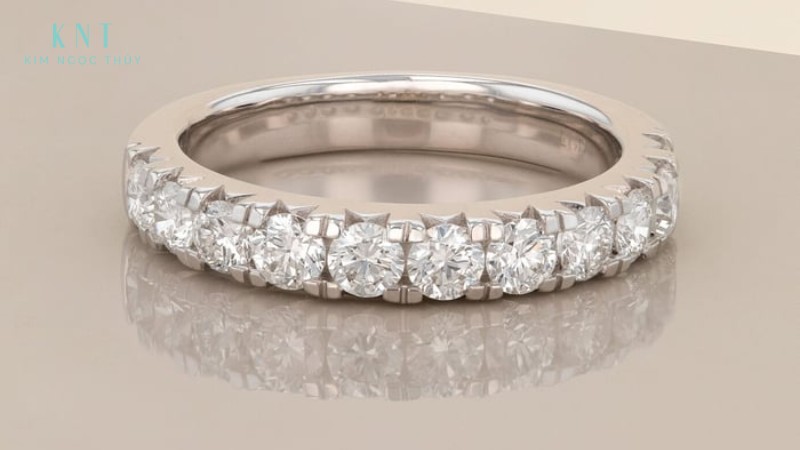 Bạn nên tháo nhẫn khi làm việc nặng, chơi thể thao hoặc tiếp xúc với hóa chất