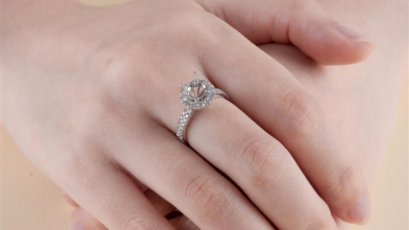 Nhẫn halo là kiểu nhẫn có một viên đá chủ trung tâm được bao quanh bởi một vòng đá nhỏ