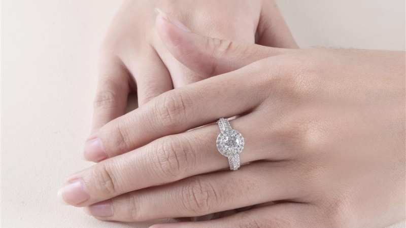 Ngón tay dài và thon phù hợp với kiểu nhẫn halo tròn cổ điển