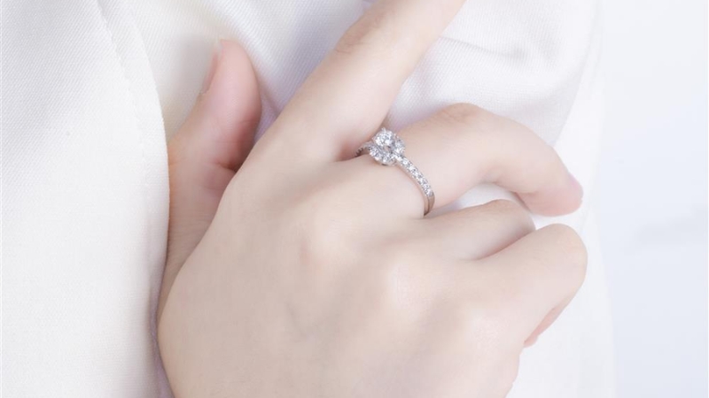 Với da trắng, bạn có thể chọn tông vàng trắng thể hiện phong cách hiện đại