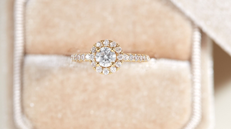 Kiểu nhẫn halo với viên đá chủ hình tròn và vòng halo bao quanh là thiết kế cổ điển