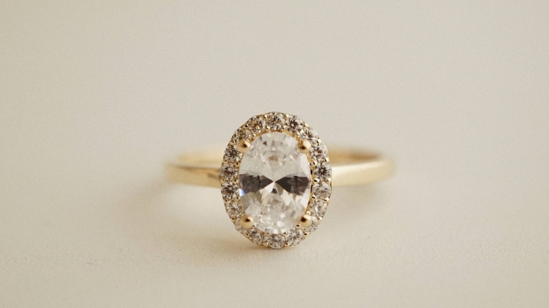 Halo oval là kiểu nhẫn có viên đá chủ hình oval với vòng halo ôm theo dáng oval