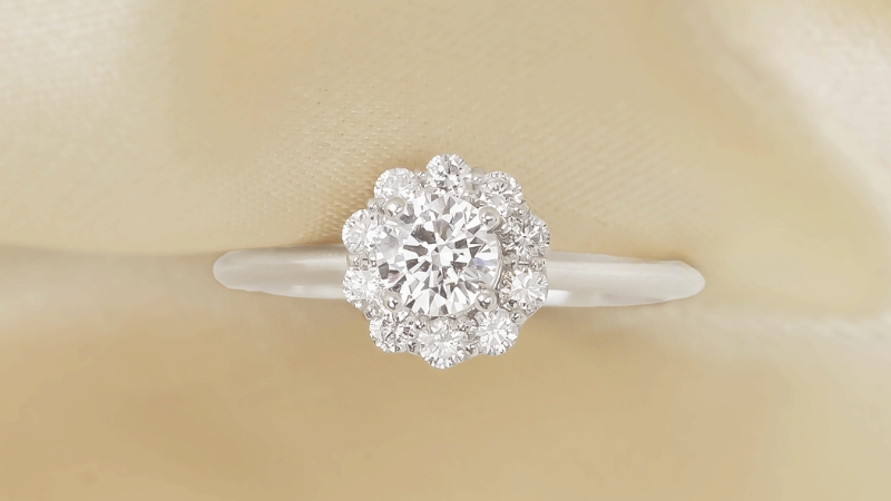 Nhẫn halo dáng bông hoa thiết kế tinh tế và nữ tính