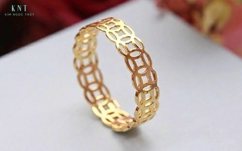 Mẫu nhẫn kim tiền bản mảnh với thiết kế tinh tế, nhẹ nhàng