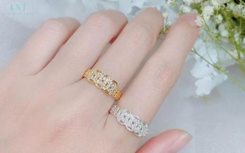 Nhẫn kim tiền giúp người đeo thêm tự tin và giữ vững tinh thần tích cực trong công việc
