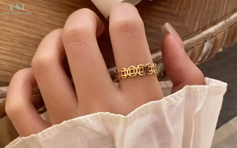 Đeo nhẫn kim tiền ở ngón trỏ thể hiện khát vọng thăng tiến và hỗ trợ định hướng sự nghiệp