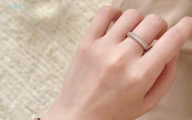 Nhẫn pave với thiết kế đính kim cương tấm tạo hiệu ứng lấp lánh đồng đều, tôn vẻ sang trọng và tinh tế