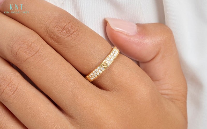 Thiết kế nhẫn pave nổi bật với dải đá nhỏ đính sát, tạo ánh sáng lan tỏa và vẻ đẹp tinh xảo