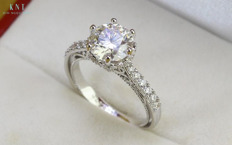 Thiết kế nhẫn kết hợp pave quanh viên đá chủ và dọc thân nhẫn giúp tăng độ sáng và vẻ nổi bật tổng thể