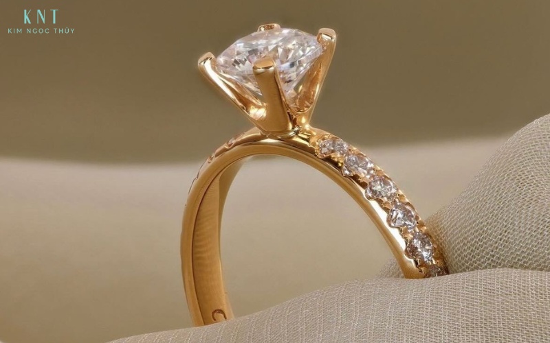 Nhẫn pave kim cương trên nền vàng vàng mang vẻ đẹp cổ điển, sang trọng và ánh sáng ấm áp