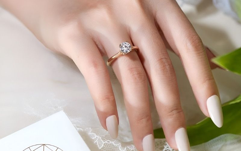 Nhẫn size 8 thường gặp ở nữ giới có bàn tay nhỏ nhắn