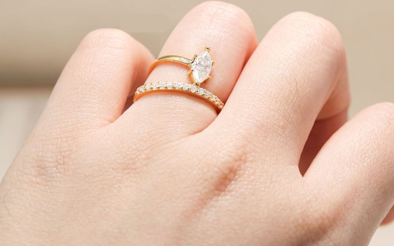 Nhẫn size 9 phù hợp với những bạn nữ có bàn tay cân đối