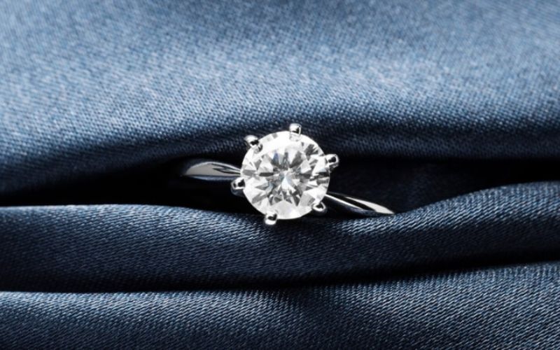 Nhẫn Solitaire sở hữu một viên đá chủ duy nhất được đặt ở vị trí trung tâm