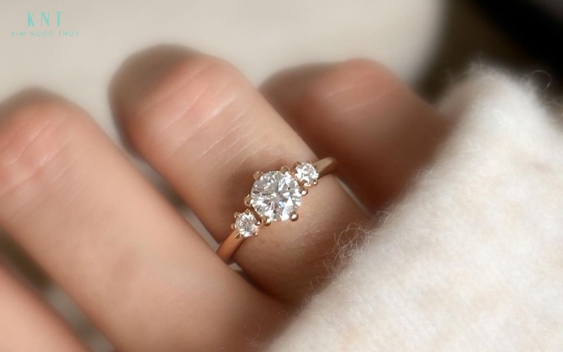 Nhẫn Three Stone là lựa chọn ý nghĩa cho đính hôn, kỷ niệm hay quà cưới, tượng trưng cho hành trình gắn bó lâu dài