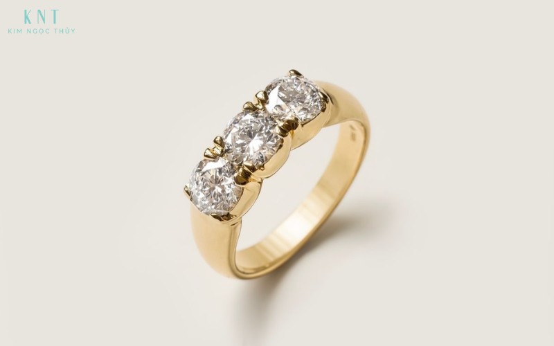 Thiết kế ổ chấu kết hợp đai nhẫn bản dày giúp cụm đá ba viên cân đối và tạo cảm giác chắc chắn khi đeo