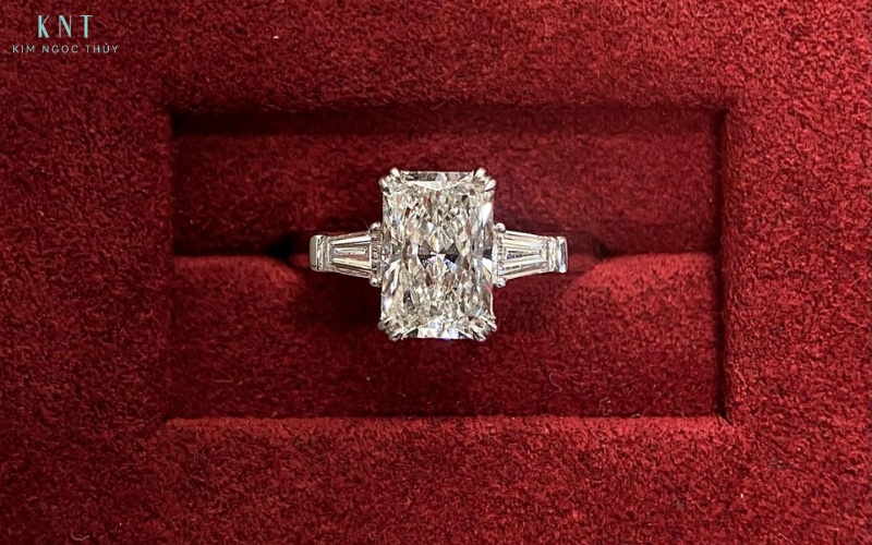 Bố cục ba viên đá trong nhẫn Three Stone giúp làm nổi bật viên đá trung tâm và giữ sự hài hòa cho thiết kế