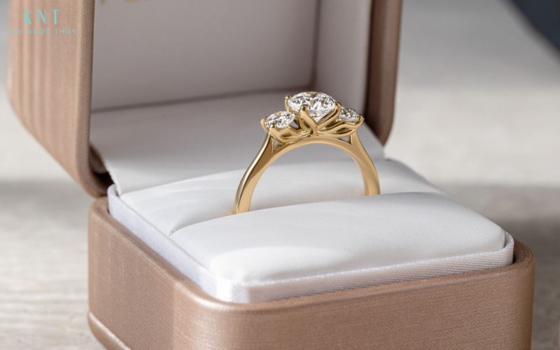 Cất giữ nhẫn Three Stone trong hộp riêng khi không sử dụng giúp hạn chế trầy xước, giữ ổ chấu và viên đá luôn ổn định theo thời gia