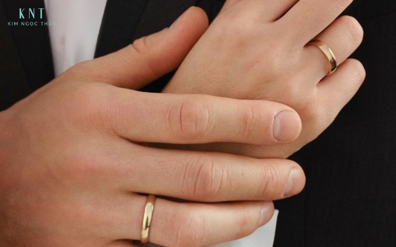 Nhẫn trơn vàng có thiết kế đơn giản, dễ dàng đeo và là biểu tượng của sự gắn kết lâu dài