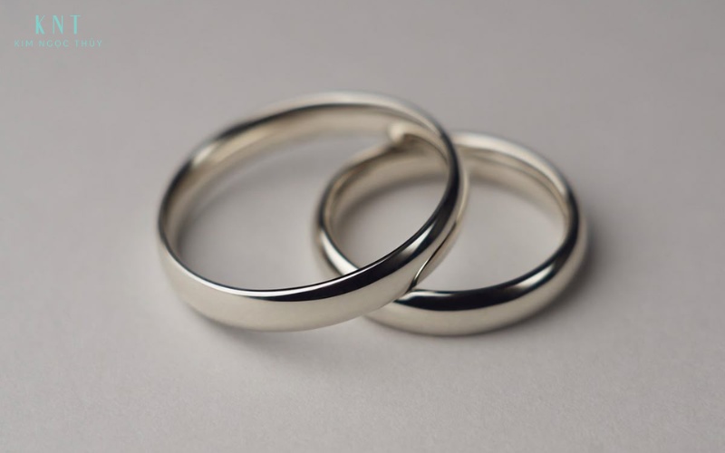 Cặp nhẫn trơn bạc tối giản dễ phối đồ và phù hợp đeo lâu dài mỗi ngày