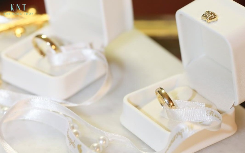 Nhẫn trơn vàng mang vẻ đẹp giản dị, dễ kết hợp và luôn mang ý nghĩa gắn kết bền lâu