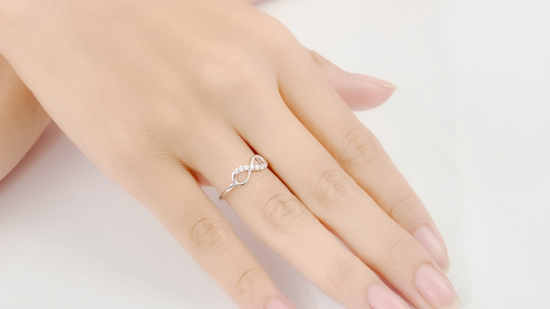 Nhẫn vô cực là chiếc nhẫn mang biểu tượng vô cực trên thân
