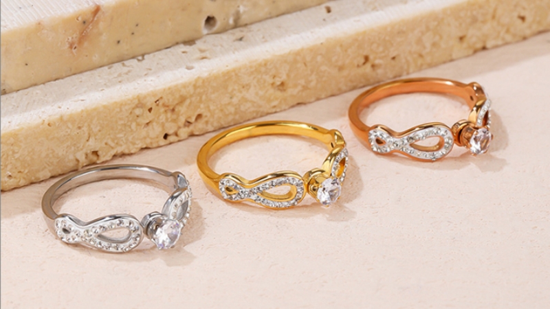 Nhẫn vô cực cách điệu là kiểu thiết kế trong đó biểu tượng ∞ được uốn lượn mềm mại