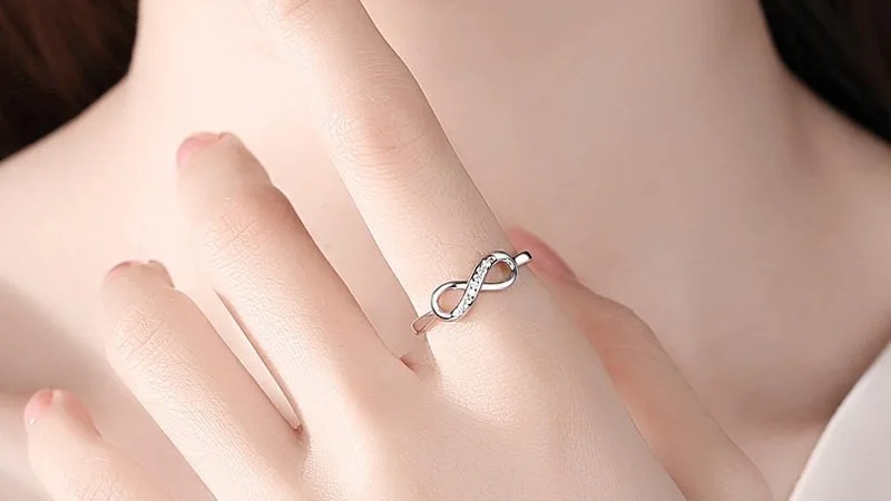 Nữ thì nên ưu tiên nhẫn có bản mảnh, đính đá