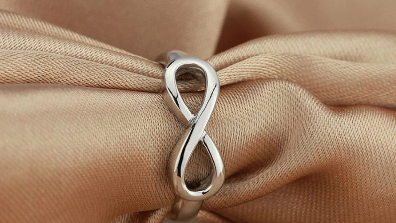 Nhẫn vô cực bằng bạch kim và một số dòng vàng trắng cao cấp có độ bền rất tốt