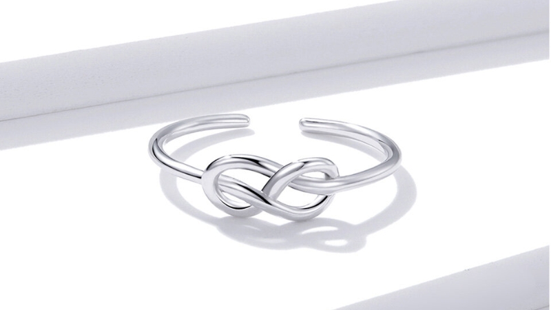 Nhẫn vô cực trơn bản nhỏ có biểu tượng ∞ rõ nét, không đính đá