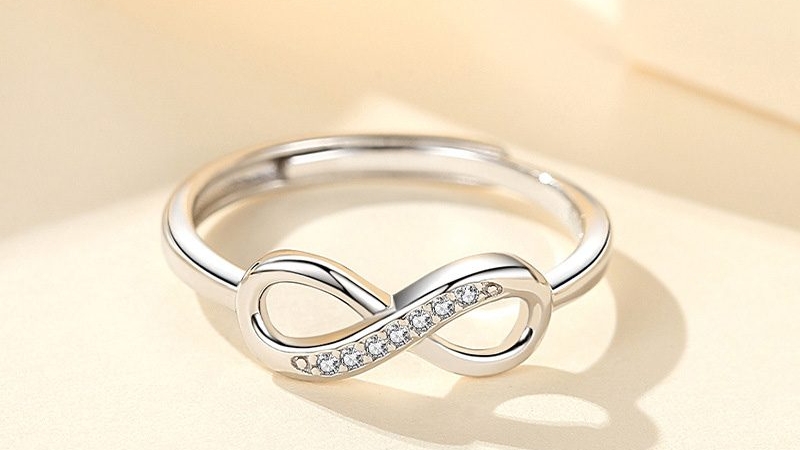 Nhẫn vô cực đính đá thường có phần biểu tượng ∞ được viền đá nhỏ
