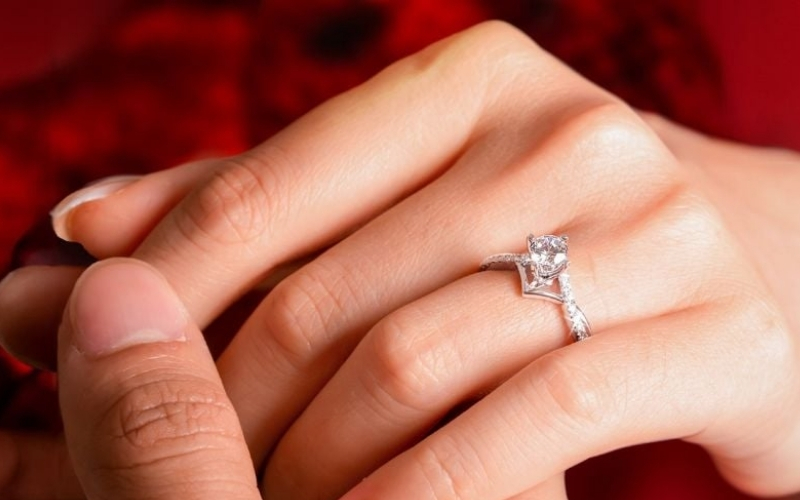 Bạn có thể đeo nhẫn cầu hôn theo phong cách hiện đại