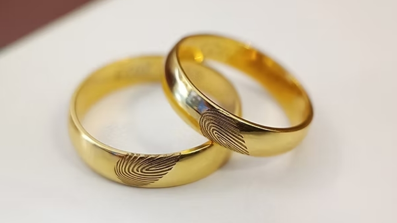 Chiếc nhẫn cưới trên tay sẽ là vật nhắc nhớ cho hai người về việc cần nhẫn nhịn