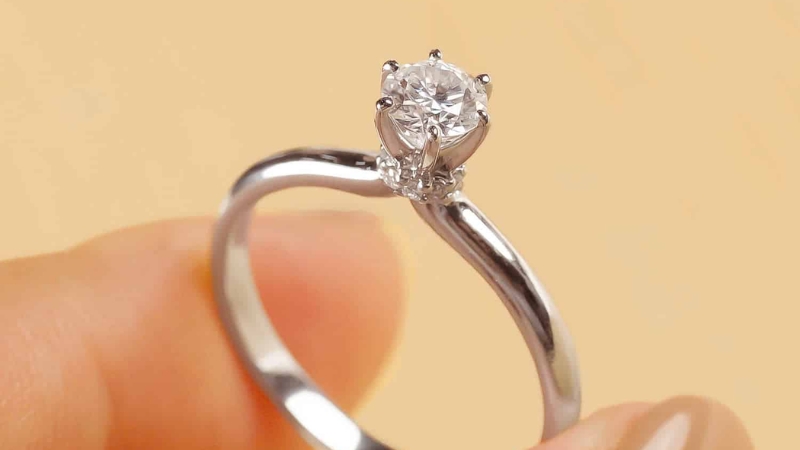 Ổ nhẫn Solitaire là kiểu ổ nhẫn chỉ sử dụng một viên đá chủ ở vị trí trung tâm