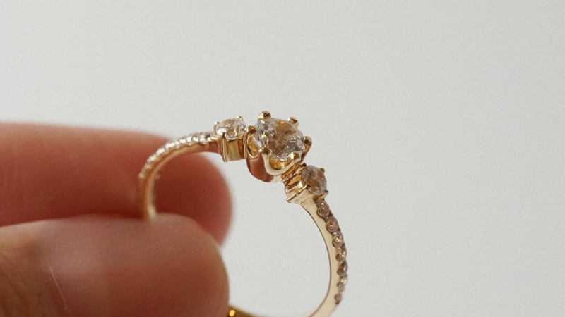 Ổ nhẫn Three-stone là kiểu ổ có một viên đá chính ở giữa và hai viên đá phụ hai bên