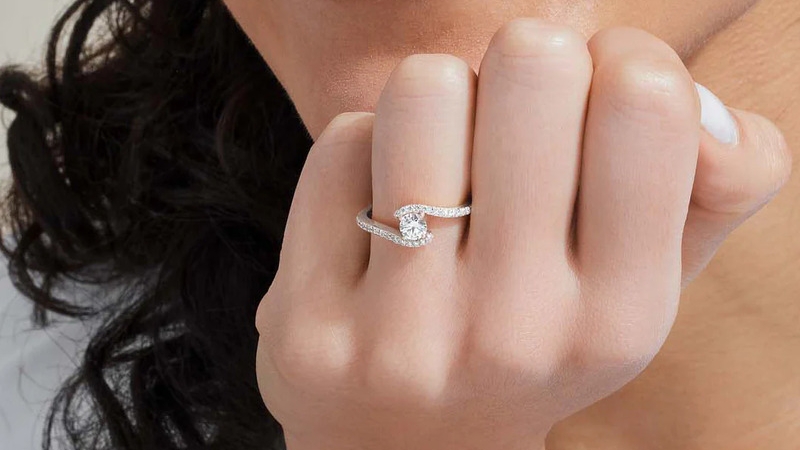 Tension là ổ nhẫn mà viên đá được giữ bằng lực ép của hai bên thân nhẫn