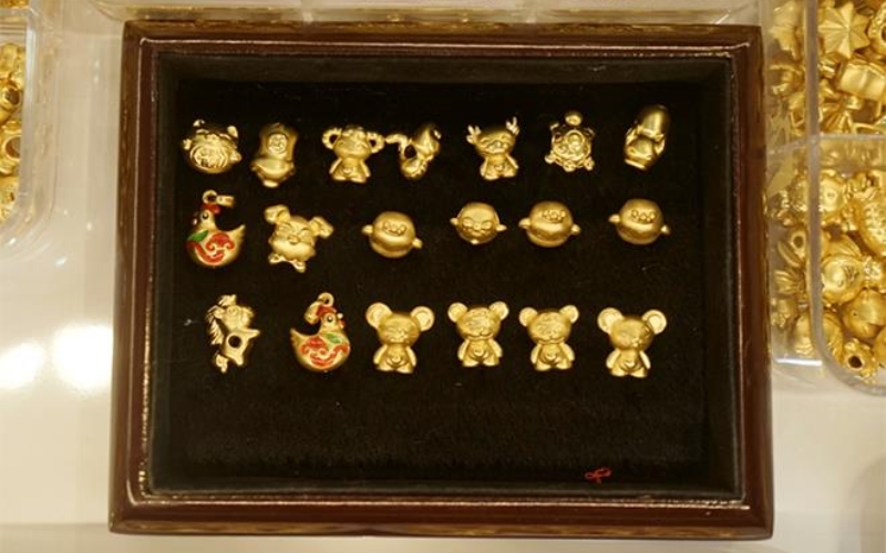 Có đa dạng loại charm vàng và thường được lựa chọn dựa trên câu chuyện riêng