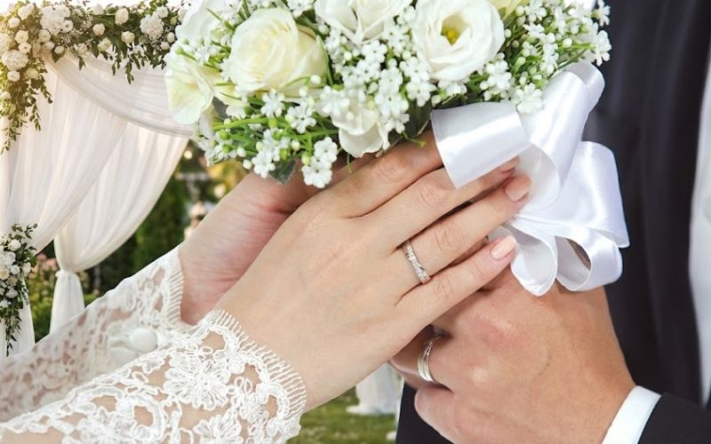 Phong tục đeo nhẫn cưới "Nam tả nữ hữu" của truyền thống Việt Nam