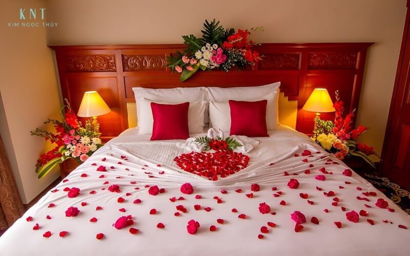 Giường cưới được chuẩn bị trang trọng, là nghi thức mở đầu cho cuộc sống hôn nhân viên mãn