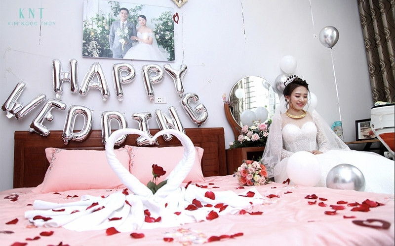 Phòng tân hôn được chuẩn bị kỹ lưỡng theo đúng phong tục mang ý nghĩa cầu chúc hôn nhân viên mãn