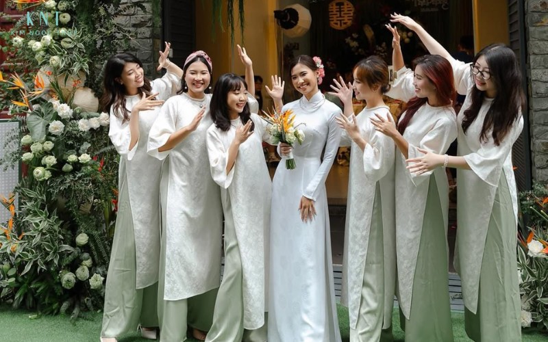 Nhóm phù dâu mặc áo dài đồng bộ theo concept tiệc cưới