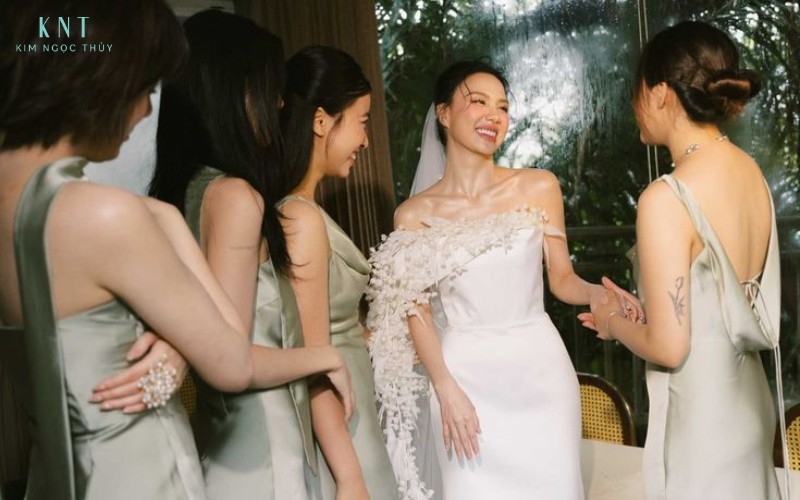 Nhóm 3 - 5 phù dâu là số lượng phù hợp để hỗ trợ cô dâu hiệu quả
