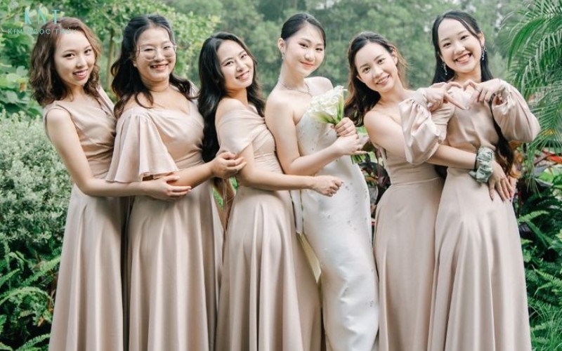 Dàn phù dâu mặc váy pastel đồng bộ và thiết kế thanh lịch