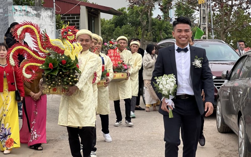 Đội bê tráp đảm nhận việc bê và trao mâm quả trong lễ ăn hỏi