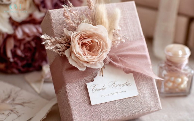 Quà kỷ niệm ngày cưới là cách tinh tế để lưu giữ cảm xúc và dấu mốc trong hành trình hôn nhân