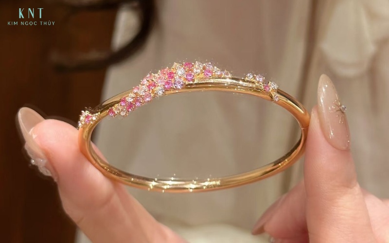 Trang sức là món quà kỷ niệm ngày cưới mang tính bền vững và ý nghĩa theo thời gian