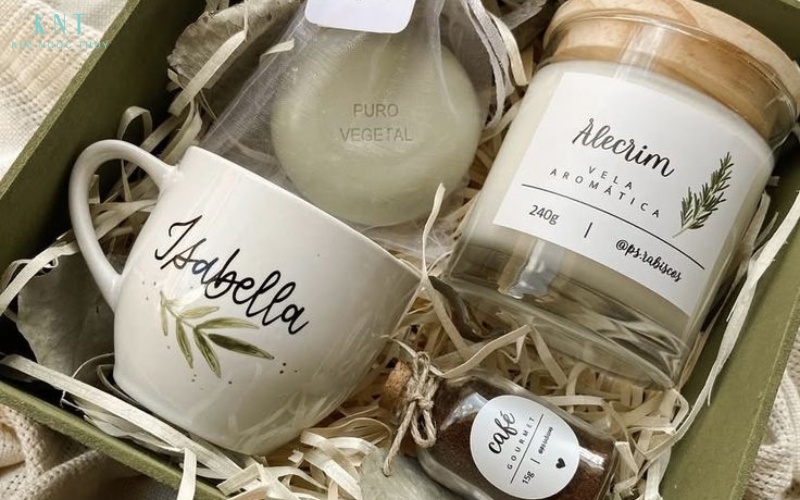 Quà kỷ niệm tinh tế vừa mang lời chúc phúc, vừa dễ dùng trong đời sống hằng ngày